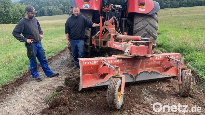Zum Ebnen des Weges wird auch schweres Gerät eingesetzt. Bild: gmü