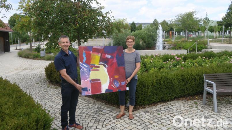 Bürgermeister Albert Geitner (links) präsentiert mit Isabelle Prüfling das Gemälde mit dem Titel „Werner“. Bild: Sascha Rößler