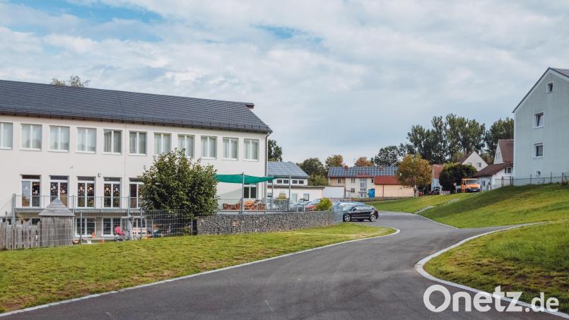 Die Außenanlage des Bärnauer Kinderhauses (links im Bild) und der Bärnauer Grundschule ist saniert worden. Der Zugang zur Schule (rechts im Bild) ist nun asphaltiert und hat keine Treppen mehr. Bild: sfo