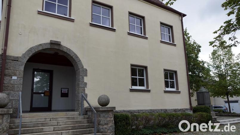 Das alte Schulgebäude steht leer. Es soll zum Haus der Vereine umgestaltet werden. Gleich rechts neben dem Eingang ist ein lang ungenutzt gebliebenes Trauungszimmer der Gemeinde. Das Mobiliar aus dem Trauungszimmer des ehemaligen Kolpinghauses wird dort seinen würdigen Platz finden. Bild: bkr