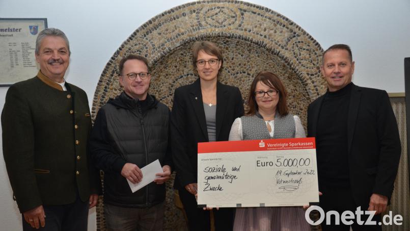 Sparkassen-Vorstandschef Gerhard Hösl (rechts) und Bürgermeister sowie stellvertretender Verwaltungsratsvorsitzender Andreas Wutzlhofer (links) übergaben 5000 Euro an die beiden Kirchenvertreter, Dekan Alexander Hösl, Pfarrerin Carmen Riebl und Schatzmeisterin Kornelia Eger vom Schützenverein St. Thomas Oberlind (von links nach rechts). Bild: dob