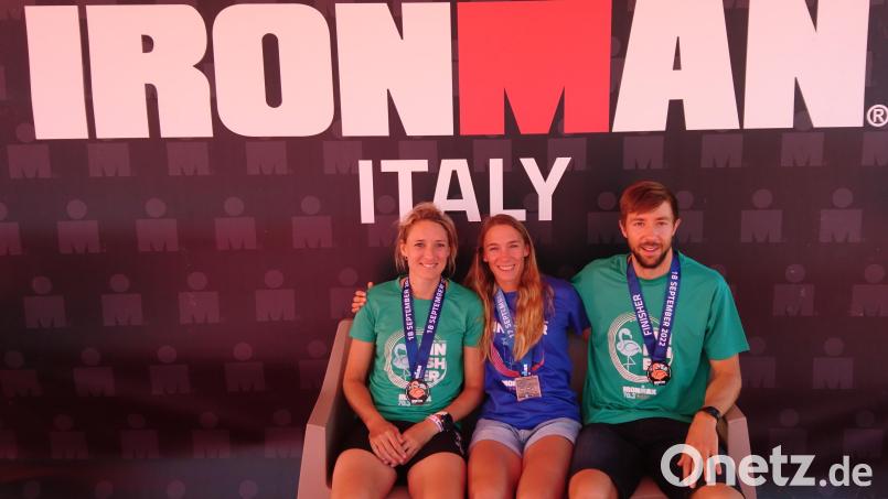 Claudia Mai, Heike Uhl und Johannes Loos (links) mit Finisher-Shirts und Medaillen nach dem Triathlon in Cervia. Bild: Hans Loos/exb