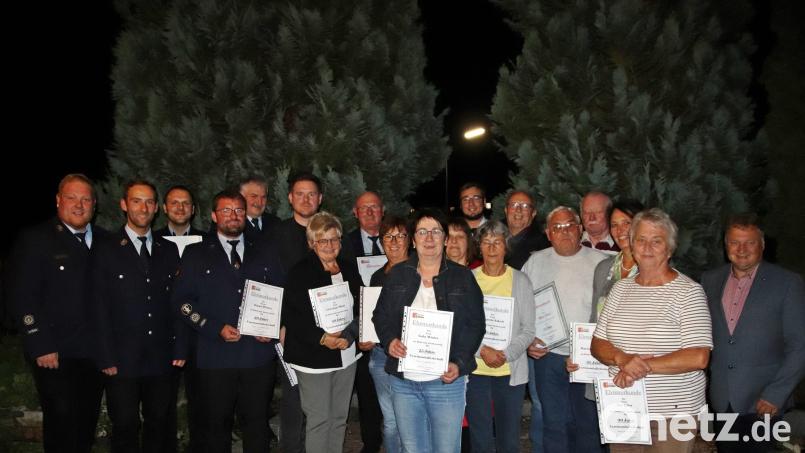 Die Geehrten der Feuerwehr Ranna mit Vorsitzendem Sebastian Schwemmer (Zweiter von links) und Feuerwehr Referent Josef Lehner (rechts). Bild: jma