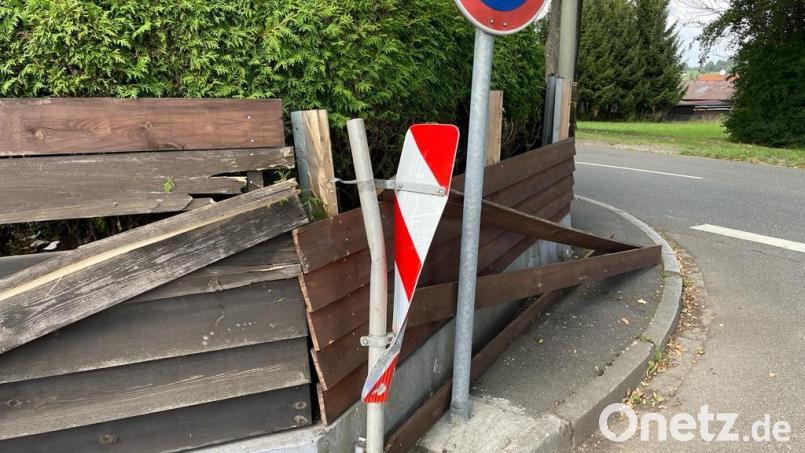 Ein Brummifahrer aus Litauen meldete den von ihm verursachten Schaden aufgrund der Abwesenheit der Grundeigentümer eigenständig der Polizei. Bild: gz