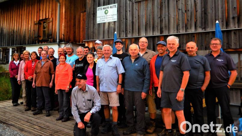 Die Teilnehmer der Bergtour der Soldaten- und Reservistenkameradschaft Illschwang vor ihrem Quartier, der Otto-Mayr-Hütte. Bild: no
