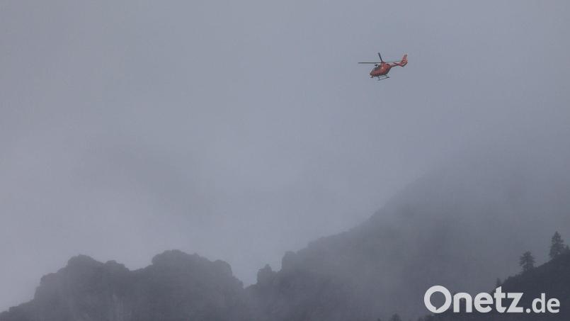 Mit einem Hubschrauber suchen Rettungskräfte der Bergwacht nach dem vermissten Wanderer. Bild: -/Bergwacht Ramsau/dpa