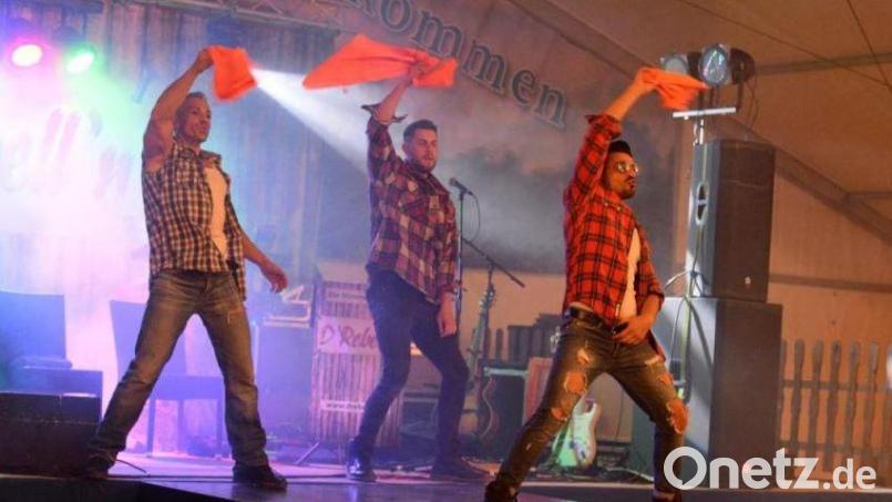 2019 gab es bei der Dult in Amberg strippende Männer zu sehen. Das ist auch heuer wieder der Fall. Aber auch andere Spektakel kehren ins Programm zurück. Archivbild: Andreas Brückmann