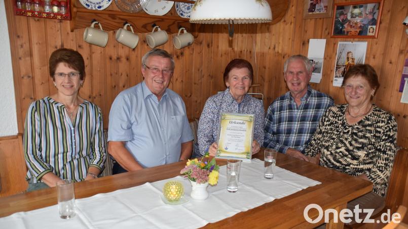 Über das seltene Urlaubs-Jubiläum freuen sich (von links) Heidi Ziegler und Hans Koch vom Tourismusverein Königstein, die treuen Gäste Karin und Roland Luchs sowie Vermieterin Margarete Pilhofer. Bild: wku