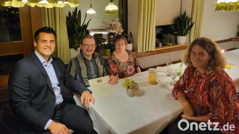 Hans Markl freut sich zusammen mit seiner Gattin bei seinem Dienstjubiläum über die ehrenden Worte von Bürgermeister Rudolf Teplitzky und Alexandra Schmid vom Personalamt. Bild: Stadt Oberviechtach/exb