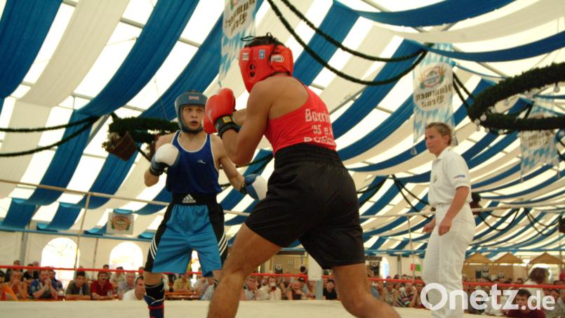 Über Jahrzehnte hinweg gehörten die Boxkämpfe zum festen Programm der Amberger Dult. Der Boxclub Amberg will das nun wieder aufleben lassen. Archivbild: ref