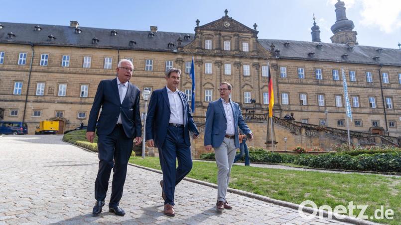 Fraktionschef Thomas Kreuzer (von links, alle CSU), Ministerpräsident Markus Söder und Generalsekretär Martin Huber im Innenhof von Kloster Banz zu einer Pressekonferenz. Bild: Nicolas Armer