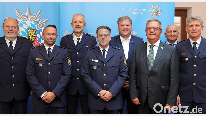 Führungswechsel bei der Polizeiinspektion Amberg (von links: Polizeipräsident Norbert Zink, der neue PI-Chef Jürgen Dodell, Polizeivizepräsident Thomas Schöniger, der bisherige PI-Chef Thomas Lachner, stellvertretender Landrat Stefan Braun, Bürgermeister Martin Preuß, Personalratsvorsitzender Franz Eichenseher und Polizeirat Günter Grießhammer, stellvertretender Inspektionsleiter. Bild: Wolfgang Steinbacher