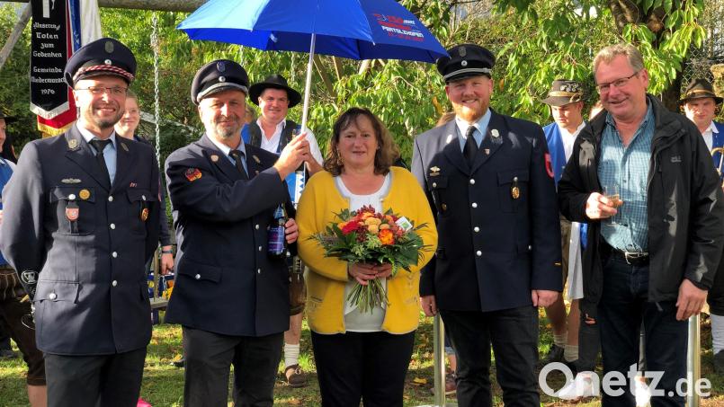 MdB Marianne Schieder ist die Schirmfrau der Jubiläumsfeier der Feuerwehr Pertolzhofen. Bild: Peter Wein/exb