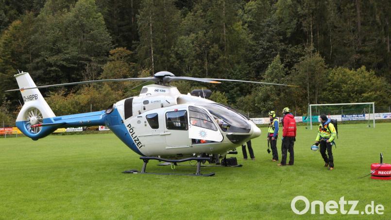Ein Hubschrauber der Bergwacht steht auf einem Sportplatz in Ramsau bei Berchtesgaden. Bild: Kilian Pfeiffer/dpa