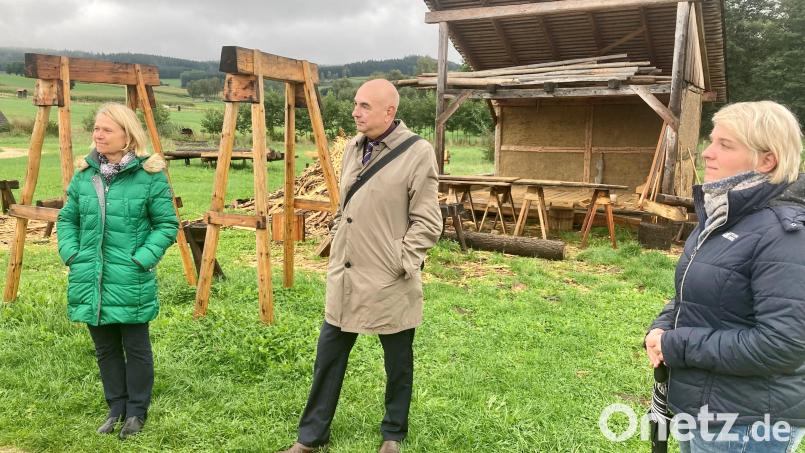 Die Grünen-Abgeordneten Ursula Sowa, Jürgen Mistol und Anna Schwamberger (von links) informierten sich in Bärnau über nachhaltiges Bauen. Bild: Simone Maaß/exb