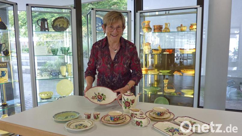 Helga Katrin Stano zeigt die neuen Leihgaben für die Steingutsammlung, ehe sie in die Vitrinen eingearbeitet werden. Bild: Tobias Reitmeier/exb