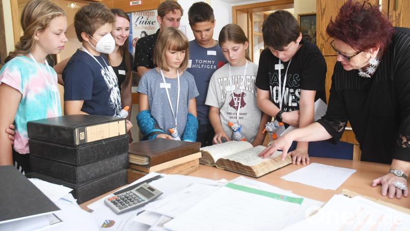 Die Ferienreporter von Oberpfalz-Medien recherchieren mit Archivarin Petra Vorsatz zum Wochenmarkt. Bild: Gabi Schönberger