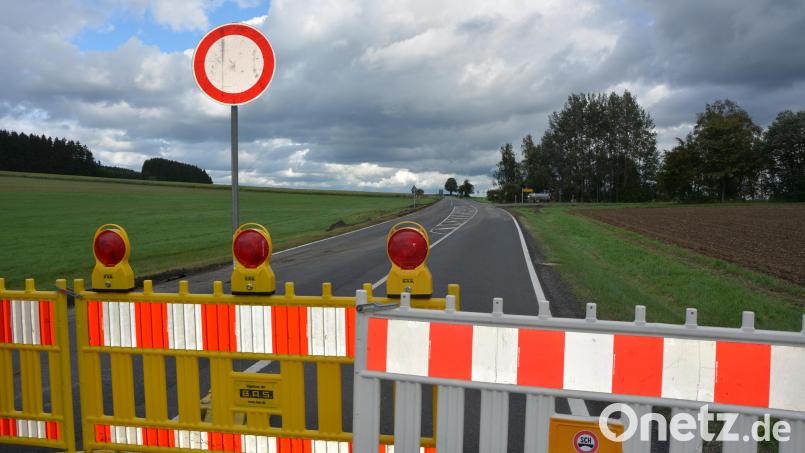 Die Staatsstraße 2167 von Tirschenreuth nach Mähring bis kurz vor Poppenreuth ist noch bis 31. Oktober voll gesperrt. Grund ist die Erneuerung der Fahrbahn. Mitte dieser Woche beginnen die Fräsarbeiten an der Staatsstraße. Bild: jr
