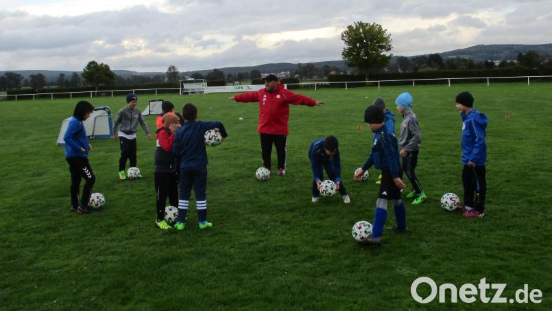 Bild (bra)
Die Einweisung der Nachwuchskicker durch Trainer Markus Harant (DFB-Mobil) um anschließend zu zeigen, wie Fußball auf vier Minitore gespielt wird. Bild: bra