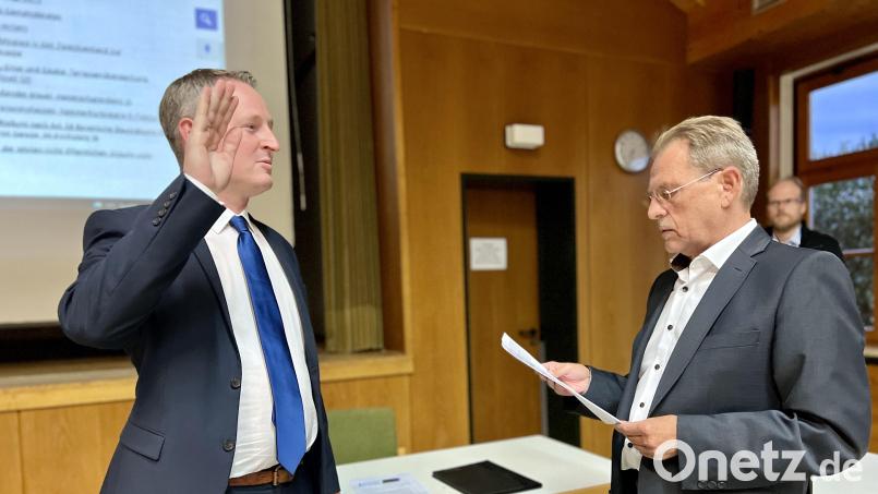 Der neu gewählte Bürgermeister Johannes Kett (links) wird von Heribert Schiller als ältestem anwesenden Gemeinderat vereidigt. Bild: Eichl