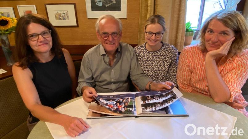 Gemeinsame Proben, gemeinsame Auftritte, gemeinsame Ausflüge: Das bindet. Heidi Klatt, Johannes Windisch, Theresa Gahlmann und Andrea Griener erzählen, was das Vokalensemble seit nahezu 35 Jahren erlebt hat. Bild: Völkl