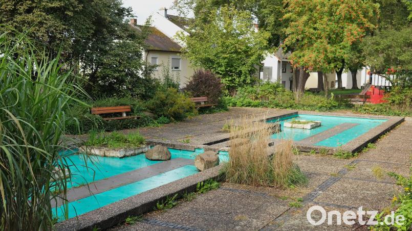 In der Kreuzbergallee in Schwandorf wird dieses stillgelegte Wasserbecken zurückgebaut. An dieser Stelle soll ein Fontänenfeld mit Überlaufrinne entstehen. Bild: Hirsch