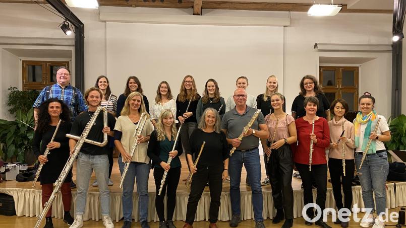 Das Querflötenorchester Oberpfalz mit Gründer Steffen Weber (vordere Reihe 5.von rechts) und Dirigent Eduard Ablyakimov-Maier (hintere Reihe, links) ist bereit für seine erste Tournee. Bild: Lisa Milyukova/exb