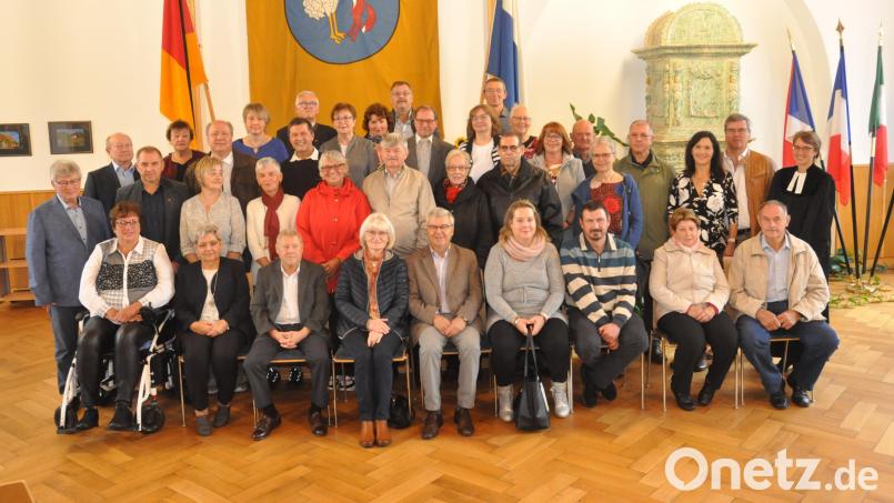 Ihren Lebens- und Liebesweg feiern 18 Jubelpaare aus der evangelischen Kirchengemeinde. Wegen der laufenden Renovierungsarbeiten in der evangelischen Stadtkirche weichen die Teilnehmer mit Pfarrerin Carmen Riebl (rechts) in den großen Rathaussaal aus. Bild: dob