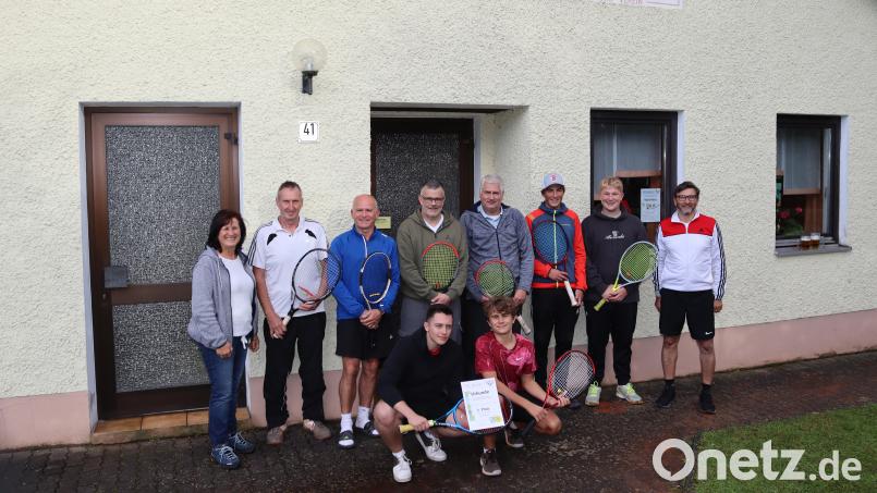 Die Siegerteams des Doppelmasters beim TC Rieden mit Michaela Hetzenecker (links) vom TC und Spielleiter Erich Wolf (rechts). Bild: mrr