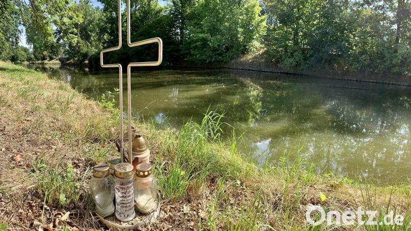 Angehörige und Freunde von Moritz G. haben am Flutkanal ein Metallkreuz aufgestellt. Es steht ungefähr an der Stelle, wo Moritz am Abend des 11. September 2020 ins Waser fiel und nicht mehr auftauchte, bis ihn Taucher am nächsten Tag fanden - tot. Bild: Gabi Schönberger