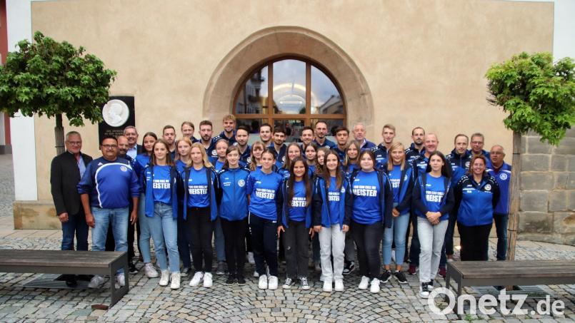 Die Bürgermeister Joachim Neuß (hinten, links) und Norbert Gradl (ganz links) mit den beiden erfolgreichen Mannschaften des SV 08 Auerbach und ihren Betreuern. Bild: jma