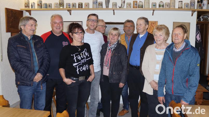 Dem Vorstand des Waldvogelschutzvereins gehören (von links) Franz Prechtl, Reinhard Schober, Gisela Neumüller, Peter Neumüller, Robert Donhauser, Luise Fiedler, Norbert Eisner, Ludwig Herold, Rosi Herold und Werner Kirschner an. Bild: mfh