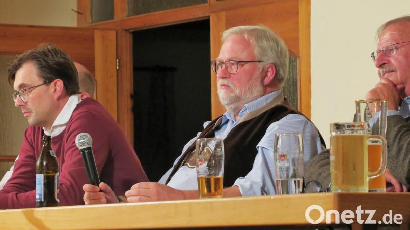 Besitzer Helmut Hey, Vorsitzender Hubertus von Breidbach und Berater Wolfgang Schleicher (von rechts) hören den Vorschlägen der Mitglieder aufmerksam zu. Bild: Hirsch