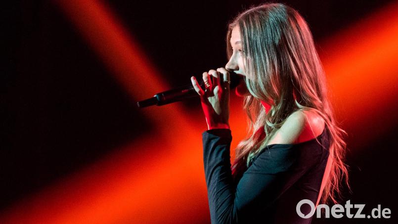 Die Oberpfälzer Sängerin Leony singt bei der Verleihung des Deutschen Radiopreises 2022 auf der Bühne. Archivbild: Daniel Bockwoldt