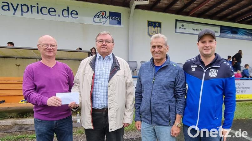 Bei der Spendenübergabe: (von links) Kassier Hans Beyer junior, Hans Heibl, Georg Schätzler, Vorsitzender des Fördervereins Fußball Weiherhammer, und Fußball-Abteilungsleiter Christian Härtl von der TSG Weiherhammer. Bild: bk