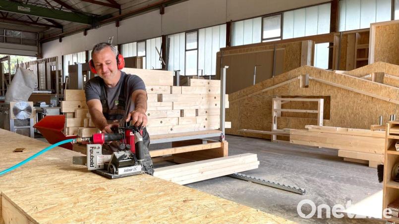 Wände, Decken, Dach werden in den Produktionshallen am Wohlfester Weg hergestellt. Die montagefertigen Elemente bringt der Tieflader der Firma Kurz an die Baustelle. Bild: Kurz Holzhaus/exb