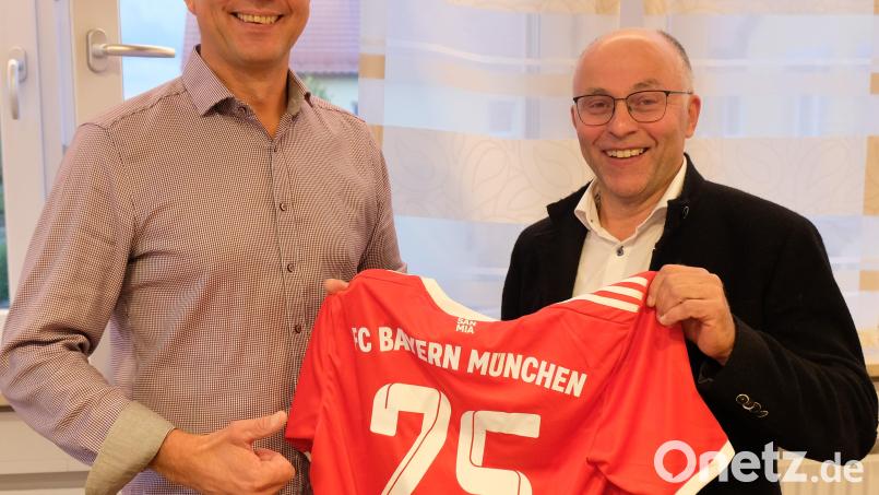 Was für den FC Bayern Urgestein Thomas Müller ist, ist für Speinshart der „Roli“. Zum 25-jährigen Arbeitsjubiläum überreichte Bürgermeister Albert Nickl seinem Vize, Bauhofleiter, Klärwärter und Bayern-Fan ein Trikot. Bild: do