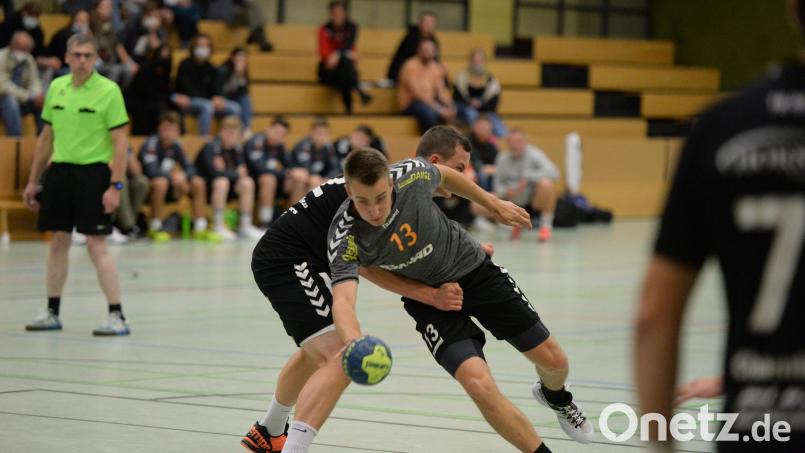 Die HG Amberg (rechts Paul Rössle im Zweikampf) startet mit einem Heimspiel gegen den ESV Regensburg in die neue Bezirksoberliga-Saison. Archivbild: Andreas Brückmann
