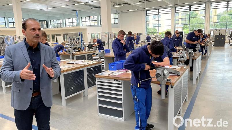 Stefan Stegner erläuterte bei einer Führung die Arbeit im Scherdel-Ausbildungszentrum. Bild: fphs