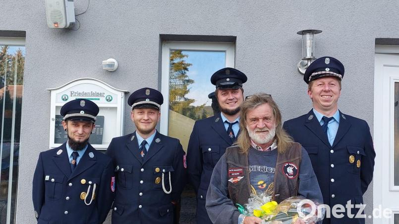 Eine Abordnung der Feuerwehr Hermannsreuth gratulierte Reinhard Zant (vorne) zum 70. Geburtstag. Bild: FFW Hermannsreuth/exb
