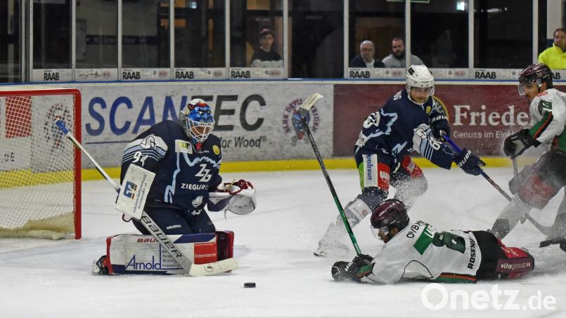 Die Blue Devils bestreiten am Sonntag ihr letztes Vorbereitungsspiel vor dem Saisonstart in der Oberliga Süd. Die Weidener sind bei Ligakonkurrent Deggendorfer SC zu Gast. Das Bild zeigt eine Szene vor dem Kasten von Devils-Goalie Marco Wölfl im Testspiel gegen die Starbulls Rosenheim (0:2). Bild: Gebert