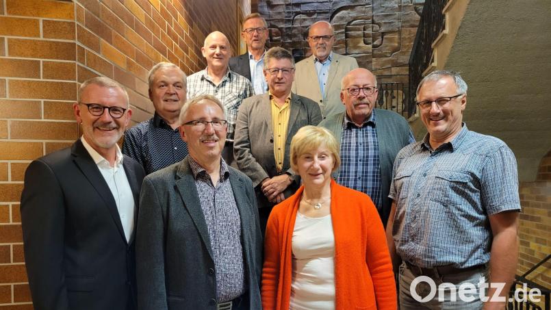 Nur geringe Veränderungen ergab die Neuwahl bei der Kolpingsfamilie Waldsassen. Vorne (jeweils von links) Präses Pfarrer Dr. Thomas Vogl, Werner Hahn mit der neuen Stellvertreterin Ingeborg Kausler und Helmut Heindl. In der Mitte Manfred Schwägerl, Werner Keisinger, Werner Köstler. Hinten Werner Koch, Ferdinand Sperber, Reinhard Lindner. Bild: Werner Hahn/exb