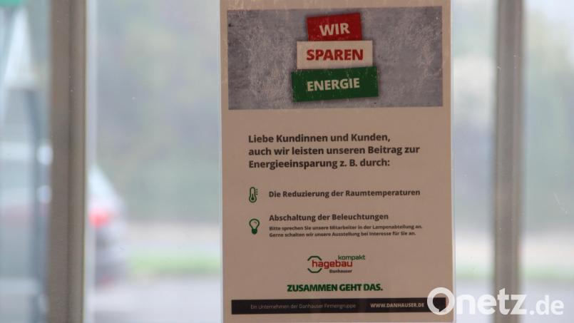 Im Danhauser-Markt in Nabburg soll Energie gespart werden. Auf welche Weise, darüber geben Aushänge am Eingang Auskunft, Bild: upl
