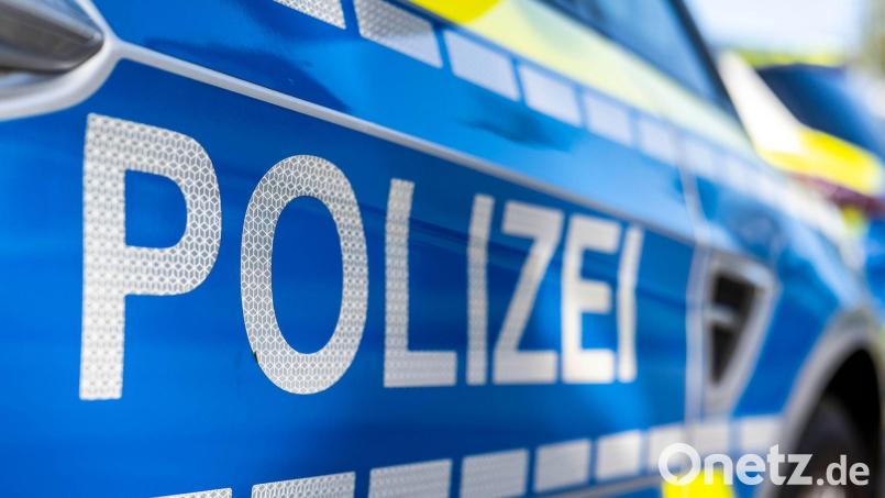Die Polizei sucht Zeugen eines Unfalls, der sich am Mittwoch kurz nach 13 Uhr auf dem Pfalzgrafenring, Ecke Steingutstraße, ereignet hatte. Ein Mann in einem silberfarbenen SUV hatte mit seinem Fahrzeug eine Fußgängerin erfasst und war weitergefahren. Bild: David Inderlied/dpa/Illustration