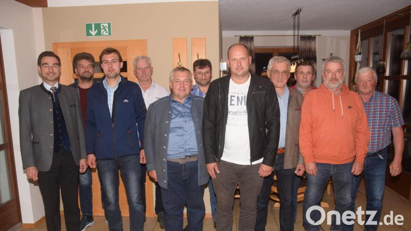 Thomas Kleber (Fünfter von rechts) ist der neue Kreisvorsitzende der Arbeitsgemeinschaft Landwirtschaft in der CSU. Bild: fz