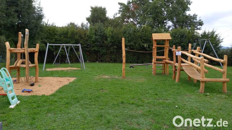 Einen rundum erneuerten Spielplatz haben die Kinder in Kürmreuth bekommen. Bild: lei