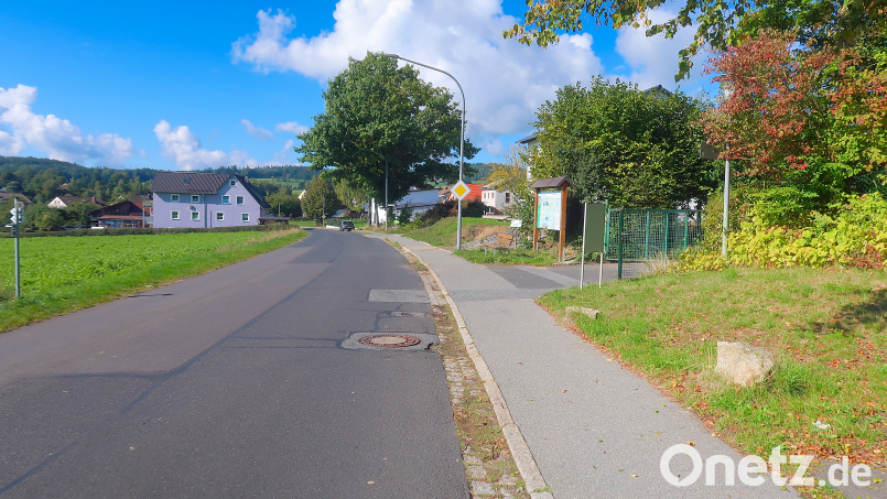 In der Badstraße mit dem Eingang zum Schwimmbad (rechts) wird es an heißen Sommertagen wegen parkender Autos oft eng. Mit einem Parkverbot und einem Tempolimit soll künftig für mehr Sicherheit gesorgt werden. Bild: bsc