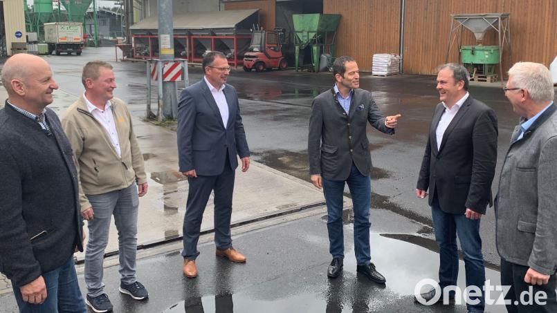 Josef Scheidler (Zweiter von rechts) vom Erbendorfer Lagerhaus erläuterte MdB Albert Rupprecht (Dritter von rechts) die aktuellen Herausforderungen mit denen nicht nur Landwirte immer mehr zu kämpfen haben. Bild: mez