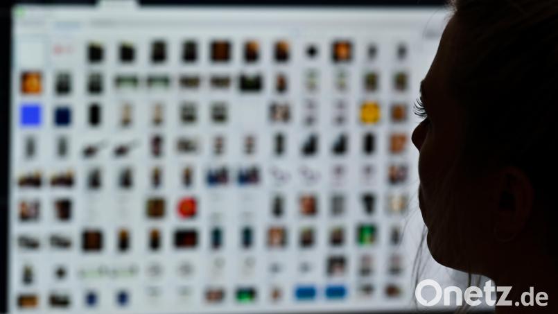 Eine Kriminaloberkommissarin sitzt vor einem Auswertungscomputer bei Ermittlungen gegen Kinderpornografie und sexuellem Missbrauch. Symbolbild: dpa/Arne Dedert