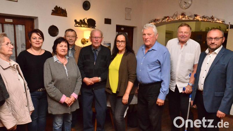 Hedwig Weber, Stefanie Mack, Annemarie Federl, Helmut Federl und Johann Kaas (von links) sind in der neuen Vorstandschaft des VdK-Ortsverbands vertreten, ebenso Peter Lottes (Zweiter von rechts) und Anton Moll (Dritter von rechts). Bild: fjo